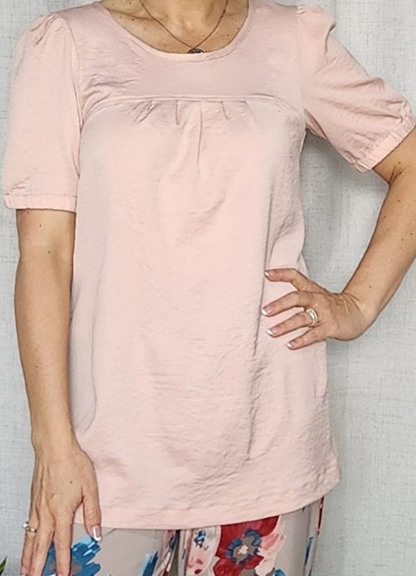 Lila Airflow Top by J&S Creations Clothing, a lightweight pink blouse with puffed sleeves and soft elastic detailing, perfect for South African women seeking comfort and style. Locally made and available in various sizes and colours.